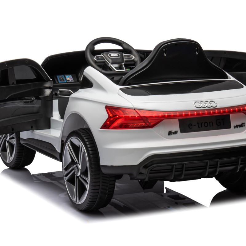 Дитячий двомоторний електромобіль з ліцензією Audi RS E-Tron BF717